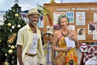 Death in Paradise – Bürgermeisterin Catherine Bordey (Élizabeth Bourgine, r.) wirbt im Hafen für den örtlichen Weihnachtsmarkt. Dort trifft sie auf Officer Dwayne Myers (Danny John-Jules, l.), der von seinen persönlichen Weihnachtsplänen erzählt.