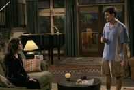 Two and a Half Men – Mia (Emmanuelle Vaugier, l.); Charlie Harper (Charlie Sheen, r.)