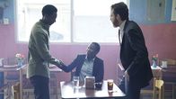 StartUp – Ronald Dacey (Edi Gathegi, l.), Agent Drummond (Brian McCarthy, r.)