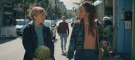 The Club – Ellen (Jade Olieberg, r.) schöpft Hoffnung. Es mehren sich die Anzeichen, dass Zwo (Evelien Bosmans, l.) tatsächlich schwanger sein könnte und sich ihr Traum vom Kind erfüllt.