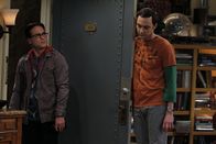 The Big Bang Theory – Sheldon (Jim Parsons, r.) stellt fest, dass nicht er der Mittelpunkt seiner Freunde ist, sondern Leonard (Johnny Galecki, l.), und sucht sich deshalb neue Freunde ...