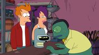 Futurama – Auf einem kriminellen Planeten wird Benders (2.v.l.) vollständiger Körper geklaut. Leela (2.v.r.) und Fry (l.) versuchen mühsam, alle Einzelteile von ihm, die in das gesamte Universum verkauft worden sind, wieder einzusammeln ...