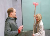 Hinter Gittern - Der Frauenknast – Dr. Stein (Atto Suttarp) wird von Anna (Bettina Kramer) mit der Schaufel angegriffen...