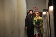 Castle – Der Besuch von Castle (Nathan Fillion, l.) und seiner Mutter (Susan Sullivan, r.) bei Alexis droht in einer Katastrophe zu enden, nachdem Castle bereits im Hausflur nur negative Bemerkungen loslässt ...