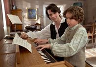 Louis van Beethoven – Der rebellische Schauspieler Pfeiffer (Sabin Tambrea) prägt den achtjährigen Louis van Beethoven (Colin Pütz, re.).