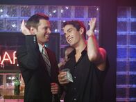Scrubs - Die Anfänger – Freuen sich, dass Elliot den Heiratsantrag angenommen hat: Keith (Travis Schuldt, l.) und Todd (Robert Maschio, r.) ...