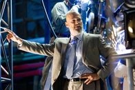 Iron Man – Als sich Tony Stark nach einem Angriff der Terrorgruppe "Zehn Ringe" mit seiner Firma "Stark Industries" aus dem Waffengeschäft zurückziehen will, gefällt das Obadiah Stane (Jeff Bridges), dem Freund seines verstorbenen Vaters, ganz und gar nicht ...