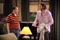 Two and a Half Men – Alan (Jon Cryer, l.) hat Charlies Haus geerbt, kann es sich aber nicht leisten. Mitten in der Suche nach einem Käufer trifft er auf den IT-Milliardär Walden Schmidt (Ashton Kutcher, r.), der sich gerade im Ozean ertränken wollte ...