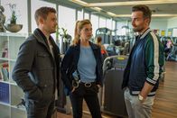 SOKO München – Dominik Morgenstern (Joscha Kiefer, l.) und Resi Schwaiger (Mersiha Husagic, M.) unterhalten sich mit Lukas Hofinger (Robert Ritter, r.) im Fitness-Club.