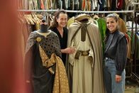 Triff... – Clarissa trifft die Kostümspezialistin Bettina Latscha im Fundus in Berlin.