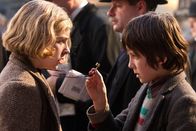 Hugo Cabret – Um die Mechanik von Hugos (Asa Butterfield, r.) Automaten-Menschen in Gang zu setzen, braucht man einen ganz speziellen Schlüssel. Genauso einen Schlüssel, wie ihn Isabelle (Chloe Moritz, l.) um den Hals trägt. Was haben das Mädchen und seine Familie mit dem Automaten zu schaffen?