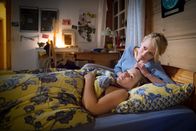 Akte Ex – Kristina Katzer (Isabell Gerschke, l.) tröstet ihre Tochter Jule (Anna Krajci, r.). Sie war mit ihrer Klasse m Weimarer Nationaltheater, als der Anschlag passierte.