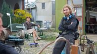 SOKO Wismar – Der "Mülldieb" ist inzwischen gefunden: Hanno Fries (Alexander Kasprik, r.) will mit seinen Aktionen Zeichen setzen gegen die Wegwerfgesellschaft. Katrin Börensen (Claudia Schmutzler, l.) hat sich zu ihm gesellt.