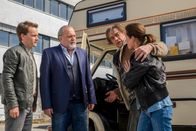 Der Alte – Andreas Wolf (Martin Feifel, 2. v. r.) macht sich verdächtig, als er vor den Kommissaren Tom Kupfer (Ludwig Blochberger, l.) und Richard Voss (Jan-Gregor Kremp, 2. v. l.) fliehen will. Marion Bergmann (Inka Friedrich, r.) versucht, ihn zu beruhigen.