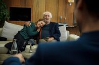 Kranitz – Nach 50 Jahren glücklicher Beziehung: Althippie-Paar Jutta (Angela Winkler) und Bernd (Günther Maria Halmer, Mitte) bei Paartherapeut Klaus Kranitz (Jan Georg Schütte, re.).