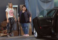 The Mick – Mick (Kaitlin Olson, l.) und Alba (Carla Jimenez, r.) begleiten eine Schulklasse auf ihrem Ausflug zu einer Müllhalde. Das hat unerwartete Folgen ...