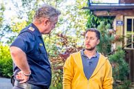 SOKO Kitzbühel – Auch Gustav Brunner (Wolfgang Rauh, r.), ein Freund der Chefs von Andrea De Rossi, kann sich ihren Tod nicht erklären. Ob Kroisleitner (Ferry Öllinger, l.) herauskriegt, ob die Tote auch ihm den Kopf verdreht hat?
