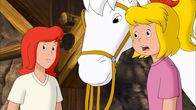 Bibi und Tina – Bibi (r.) und Tina (l.) entdecken, dass der Entführer sie im Stollen eingeschlossen hat.