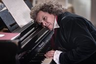 Triff... – Ludwig van Beethoven (Viktor Tremmel) verzweifelt an siener Taubheit.