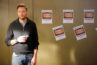 Community – Community Staffel 6 Folge 6 Fühlt sich bedroht: Joel McHale als Jeff Winger Copyright: SRF/2015 Sony Pictures Television Inc. and Open 4 Business Productions LLC.