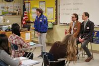 The Big Bang Theory – Leonard (Johnny Galecki, M.), Sheldon (Jim Parsons, r.) und Howard (Simon Helberg, l.) sollen junge Mädchen für die Wissenschaft begeistern. Also halten sie einen Vortrag in Howards ehemaliger Schule. Leider verläuft der nicht so problemlos, wie geplant ...