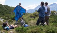 Arzt mit Nebenwirkung – Im Wingsuit fühlt sich Fabian (David Rott, 2. v. li.) mittlerweile wohler als im Arztkittel. Für ein Fotoshooting mit dem Fotografen Plugg (Bastian Hagen, li.) posiert er gekonnt, während sein Freund Sven (Michael Baral, 2. v. re.) und Sponsor Larry (Philippe Reinhardt) über einen Werbevertrag sprechen.