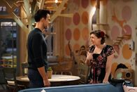Call Me Kat – Max (Cheyenne Jackson, l.); Kat (Mayim Bialik, r.)
