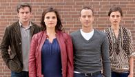 Immer wieder anders – Jan (Barnaby Metschurat, 2. v. re.) und Katja (Katharina Wackernagel, 2. v. li.) haben sich scheiden lassen. Erst lässt er sich auf die Kellnerin Aimee (Laura de Boer) ein, dann beginnt sie eine Beziehung mit dem Kollegen Bernhard (Sebastian Bezzel). Irgendwie kommen beide nicht wirklich voneinander los.