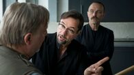 Tatort – Aktionskünstler Zoltan Rajinovic alias G.O.D. (Aleksandar Jovanovic, rechts) mit Prof. Karl-Friedrich Boerne (Jan Josef Liefers, Mitte) und Kommissar Frank Thiel (Axel Prahl, links) in der Kunstakademie.