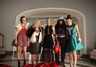Scream Queens – Eine schockierende Überraschung wartet auf (v.l.n.r.) Chanel #3 (Billie Lourd), Chanel #5 (Abigail Breslin), Chanel (Emma Roberts), Zayday (Keke Palmer) und Hester (Lea Michele), als sie dem angeblich letzten roten Teufel die Maske abnehmen können ...