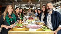ZDF.reportage – Die Familie Dogan bei täglichen gemeinsamen Essen.