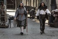 Die Musketiere – König Ludwig XIII. (Ryan Gage, l.); Aramis (Santiago Cabrera, r.)