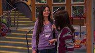 Victorious – L-R: Tori Vega (Victoria Justice), Ponnie (Jennette McCurdy)