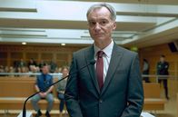 Die Verdächtige – Dr. Vaculik (Ivan Trojan) macht eine Zeugenaussage vor Gericht.