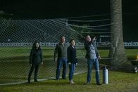 Scorpion – Als wäre es nicht schon genug, dass Cabe (Robert Patrick, 2.v.l.) und Allie (Reiko Aylesworth, 2.v.r.) ihr Leuchtturm-Haus plötzlich mit Happy (Jadyn Wong, l.) und Toby (Eddie Kaye Thomas, r.) teilen müssen, sorgt schließlich auch noch ein Solarsturm für große Probleme ...