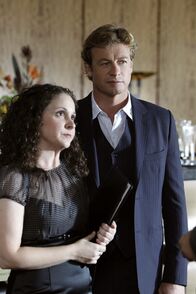The Mentalist – L-R: Tiffany Stark (Senta Moses) und Patrick Jane (Simon Baker)