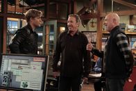 Last Man Standing – Von dem neuen Freund seiner Tochter Mandy, dem High School Quarterback Greg (Bryce Durfee, l.), ist Mike (Tim Allen, M.) so begeistert, dass er ihm kurzerhand einen Job bei Outdoor Man anbietet. Ed (Hector Elizondo, r.) ist damit zunächst einverstanden