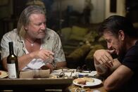 Gunman – Sein alter Freund Stanley (Ray Winstone, l.) ist einer der wenigen, auf die sich Jim Terrier (Sean Penn, r.) sich noch verlassen kann.