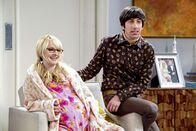 The Big Bang Theory – Howard (Simon Helberg, r.) stellt Bernadette (Melissa Rauch, l.) zur Rede, als er erfährt, dass sie bereits entschieden hat, wie ihr Kind heißen soll ...