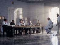 12 Monkeys – ARD 12 MONKEYS (12 monkeys), USA 1995, Regie Terry Gilliam Uhr im Ersten. Die Psychiater halten James Cole (Bruce Willis, 2. v. re.) für vollkommen verrückt.