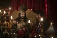 What We Do in the Shadows – Nandor (Kayvan Novak, l.); Djinn (Anoop Desai, r.)