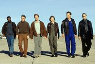 The Core - Der innere Kern – Um die Welt vor dem Untergang zu bewahren, will ein Team erfahrener Wissenschaftler und Astronauten (v.l.n.r.: Delroy Lindo, Tchéky Karyo, Aaron Eckhart, Hilary Swank, Bruce Greenwood, Stanley Tucci) in der Nähe des Erdmittelpunktes eine Atombombe zünden ...