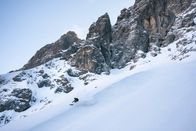 Bergwelten – Skifahrer Niki Sagmeister beim abfahren der 800 höhenmeter Rinne Huda Paliza