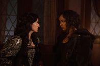 Salem – Noch ahnen Mary (Janet Montgomery, l.) und Tituba (Ashley Madekwe, r.) nicht, welchen drastischen Schritt Mercy geht, um endlich mehr Macht und Respekt zu erhalten ...