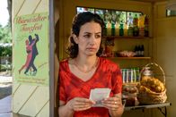 Löwenzahn – Yasemin (Sanam Afrashteh) steht traurig in ihrem Kiosk. Hat Fritz Fuchs tatsächlich ihren Geburtstag vergessen und keine Zeit, mit ihr zum Tanzfest zu gehen?