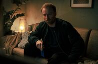 Tatort – Robert Karow (Mark Waschke) folgt Camilla Peters in ihre Wohnung und bekommt von ihr Pfefferspray ins Gesicht.