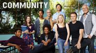 Community – (4. Staffel) - Community - Eine ganz spezielle Lerngruppe: (v.l.n.r.) Troy Barnes (Donald Glover), Annie Edison (Alison Brie), Abed Nadir (Danny Pudi), Shirley Bennett (Yvette Nicole Brown), Dean Pelton (Jim Rash), Senor Chang (Ken Jeong), Britta Perry (Gillian Jacobs), Jeff Winger (Joel McHale) und Pierce Hawthorne (Chevy Chase) ...