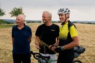 Radln mit Fasching – Wolfgang Fasching (r.), Günther Rabeder (Farmgoodies, m.) und Josef Phüringer (Bauer) auf dem Leinsamenfeld