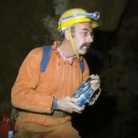 Löwenzahn Classics – Auf der Suche nach seinem Hund Willi ist Peter (Peter Lustig) in eine Höhle geraten.