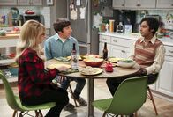 The Big Bang Theory – (v.li.) Melissa Rauch (Bernadette Rostenkowski-Wolowitz), Simon Helberg (Howard Wolowitz), Kunal Nayyar (Rajesh Koothrappali).